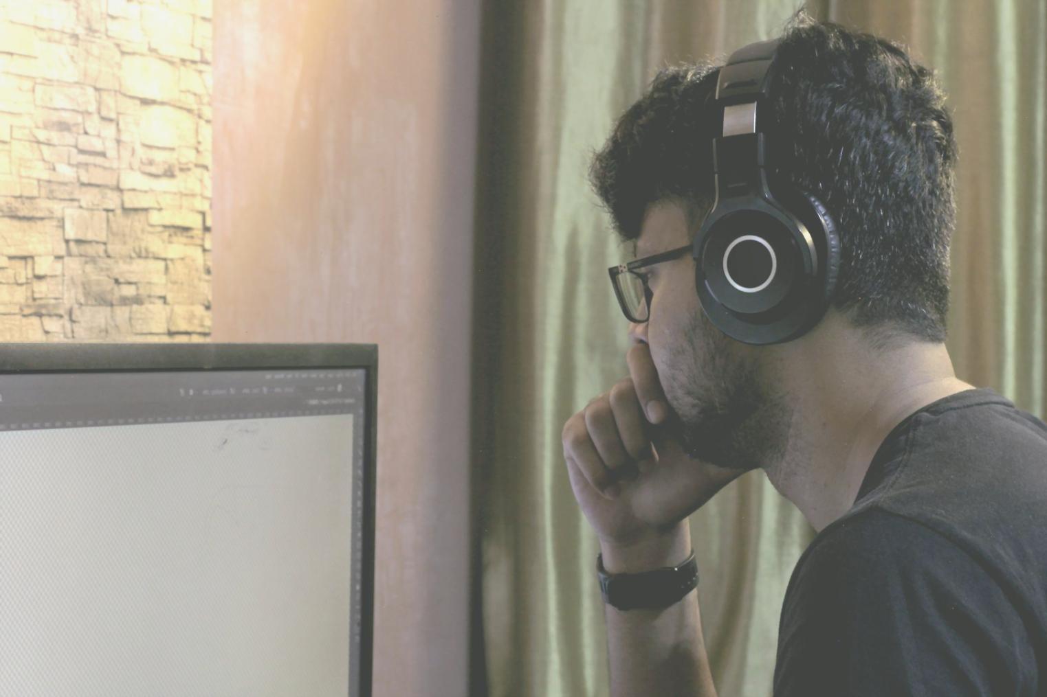 Teilnehmer bei einer gemeinsamen Kursübung mit Laptop und Notizen