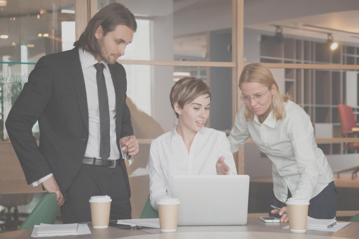 Modernes Büro mit Arbeitsplätzen für Finanzberatung in Gießen
